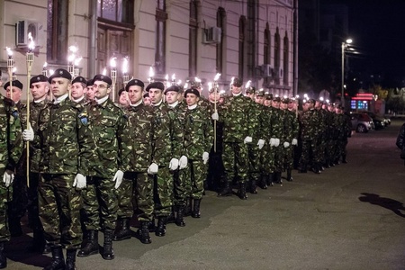 Ministrul Apărării susţine introducerea unui stagiu militar voluntar pentru liceeni şi studenţi