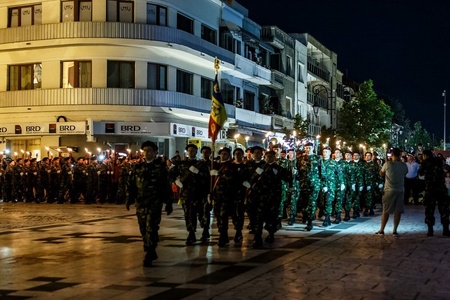 Retragere cu torţe a militarilor Garnizoanei Buzău şi foc de artificii, la finalul manifestărilor dedicate Armatei a 2-a - FOTO