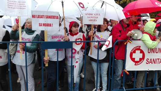 Aproximativ 150 de sindicalişti din sănătate au protestat la Ministerul Muncii, nemulţumiţi de diferenţele de salarizare din sistemul bugetar