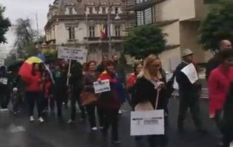 Marşul clienţilor cu credite în franci elveţieni: circa 200 de oameni au protestat în centrul Capitalei faţă de tergiversarea Legii Conversiei