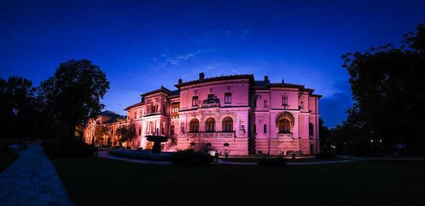 Palatul Cotroceni, iluminat în roz. Iohannis: Cu toţii avem datoria de a le sprijini pe femeile afectate de cancer la sân