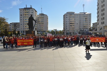 Vaslui: Peste 200 de poştaşi au protestat în Piaţa Civică şi au mărşăluit prin oraş, nemulţumiţi, în special, de nivelul salariilor - FOTO