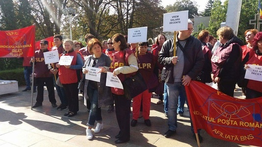 Galaţi: Aproximativ 50 de poştaşi au protestat în faţa Prefecturii ca să ceară salarii mai mari şi condiţii de muncă mai bune