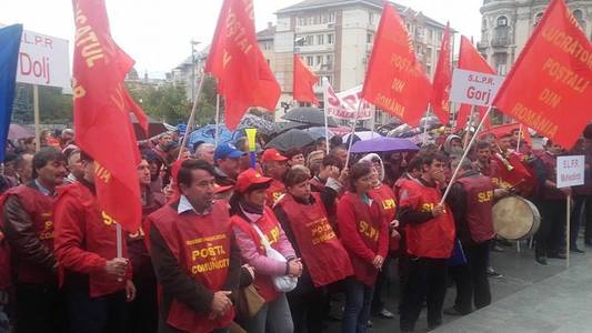 Aproximativ 300 de poştaşi din Vâlcea, Gorj, Dolj şi Mehedinţi au protestat şi la Craiova: ”Vrem să muncim”