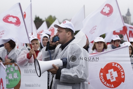 Aproximativ 200 de sindicalişti din sănătate au protestat la Palatul Parlamentului, nemulţumiţi de diferenţele de salarizare din sistemul bugetar