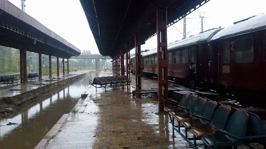 Circulaţia trenurilor în gara din Galaţi, oprită din cauza inundaţiilor, a fost reluată după aproape trei ore - FOTO