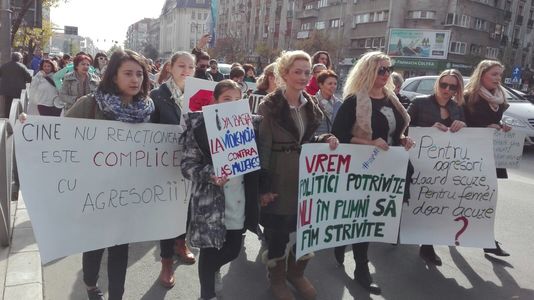 Aproximativ 200 de persoane, printre care şi ministrul Muncii, Dragoş Pîslaru, la un marş împotriva violenţei domestice