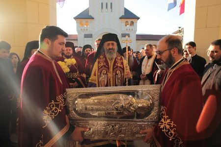 Sute de credincioşi s-au închinat la moaştele Sfântului Nicolae aduse la Catedrala Reîntregirii din Alba Iulia - FOTO