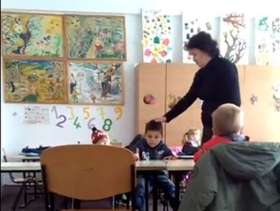 Educatoarea din judeţul Vrancea, filmată lovind şi jignind doi copii, a fost suspendată din funcţie
