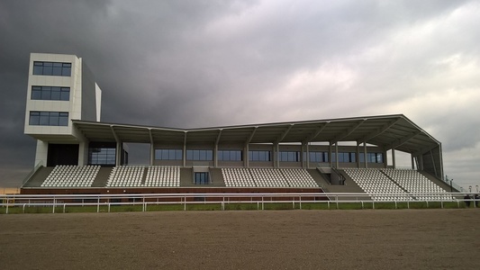 Crescătorii de cai critică noul hipodrom din Ploieşti, reabilitat. Arena nu poate fi folosită pentru competiţii, nefiind omologată