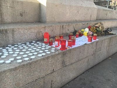 Câteva zeci de ieşeni au depus flori şi au aprins lumânări în centrul Iaşiului, în memoria victimelor din Colectiv