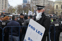 Aproximativ 1.200 de poliţişti locali, unii dintre ei purtând bărbi albe, protestează în Piaţa Victoriei din Capitală, cerând reducerea vârstei de pensionare