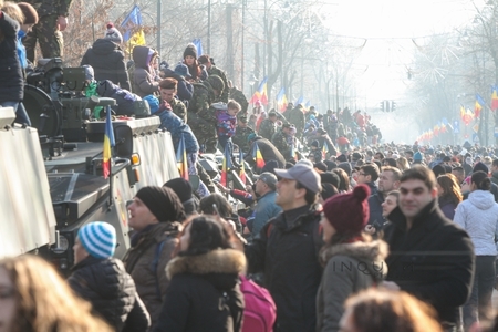 REPORTAJ: Parada militară de la Arcul de Triumf şi vremea frumoasă au scos în stradă mii de români. După defilare, copiii şi-au anunţat părinţii că vor să devină pompieri, poliţişti sau ”călăreţi”. FOTO, VIDEO