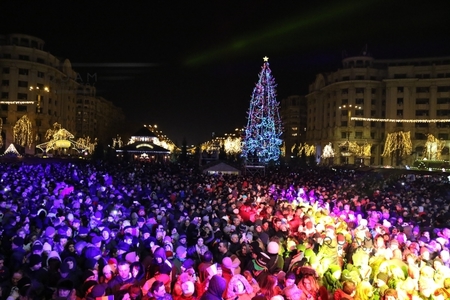 Luminile de sărbători au fost aprinse în Capitală: peste trei milioane de beculeţe, pe un traseu de 29 de kilometri - FOTO