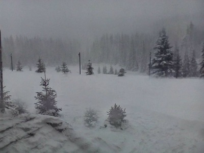 Caraş-Severin: Drumul spre Muntele Mic, închis din cauza viscolului; stratul de zăpadă este de aproximativ 50 de centimetri în zonă