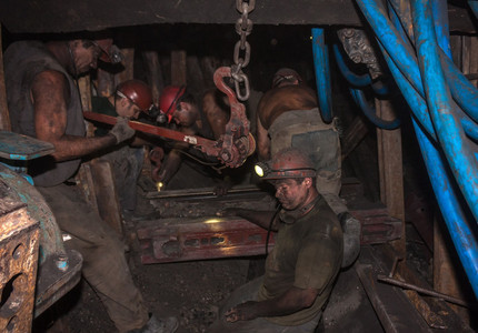 Minerii din schimbul trei de la Mina Paroşeni din Valea Jiului s-au blocat în subteran, nemulţumiţi că nu şi-au primit salariile