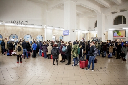 Unii elevi şi studenţi au urcat în tren fără bilet, pentru că riscau să piardă trenul din cauza aglomeraţiei la ghişeele de la Gara de Nord din Bucureşti - GALERIE FOTO