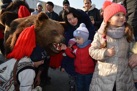 Vaslui: Peste 5.000 de spectatori la Festivalul ”Datini şi obiceiuri de iarnă”, care a reunit 1.200 de artişti amatori - FOTO