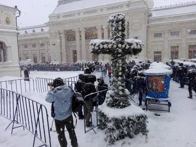 REPORTAJ - Sute de persoane au înfruntat ninsoarea la Catedrala Patriarhală, pentru a primi agheasmă. ”Fulgii de nea sunt păcatele noastre, care ni se iartă”