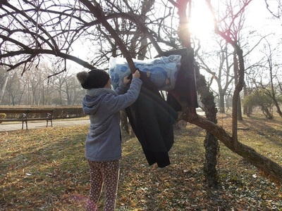 Zeci de timişoreni au pus haine groase în copacii din Parcul Central, pentru persoanele fără adăpost - FOTO