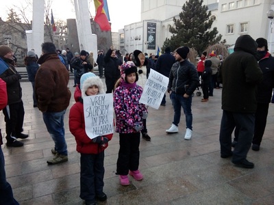 Galaţi: Aproximativ 300 de persoane protestează faţă de adoptarea Ordonanţei de Urgenţă privind modificarea codurilor penale - FOTO