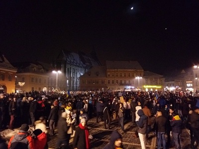 Peste 4.000 de oameni în stradă la Braşov. Protestatarii au ajuns în Piaţa Sfatului, după care vor merge în Parcul Central