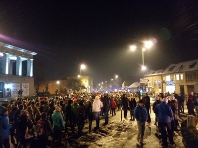 Şi la Braşov numărul manifestanţilor s-a dublat în ultima oră. Protestatarii mărşăluiesc pe străzile din centrul oraşului