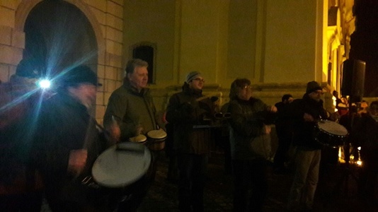 Aproximativ 10.000 de persoane protestează la Sibiu pe muzică de jazz