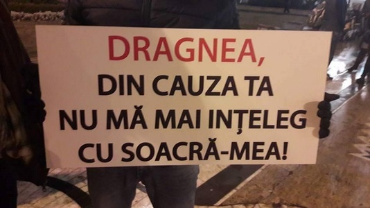 Peste 1.500 de persoane s-au adunat din nou în Piaţa Revoluţiei, din Arad. "Dragnea, din cauza ta nu mă mai înţeleg cu soacră-mea", scrie pe o pancartă