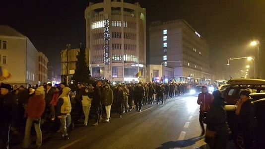 Peste 10.000 de oameni mărşăluiesc pe străzile Braşovului