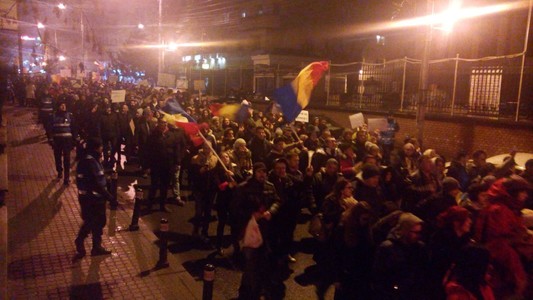 Peste 6.000 de craioveni continuă protestele şi după anunţul premierului de abrogare a OUG 13