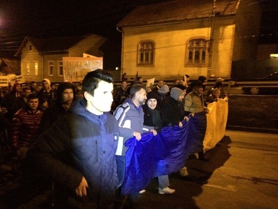 Alba Iulia: Peste 500 de persoane la un nou protest cerând demisia Guvernului şi scandând "Ne-am ars cu voi/ Vrem alţii noi!”