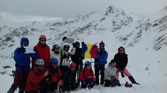 Alpinistul Teodor Tulpan a protestat la peste două mii de metri altitudine, alături de câţiva prieteni din Bucureşti