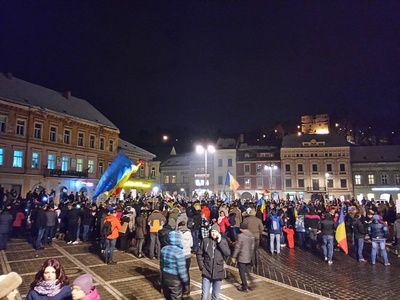 Peste 2.000 de oameni protestează în Piaţa Sfatului din Braşov. "Demisia. Demisia“, strigă manifestanţii