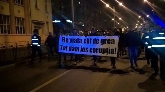 Numărul protestatarilor de la Ploieşti s-a dublat, depăşind 6.000. Ciobănesc german cu o pancartă pe care scrie: ”Sunt neagră de supărare” - VIDEO