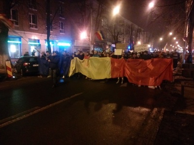 Peste 6.000 de persoane au mărşăluit pe străzile municipiului Galaţi, coloana de manifestanţi ajungând chiar şi în unele cartiere
