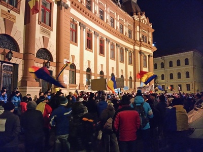 Peste 500 de persoane în faţa Prefecturii Braşov. Oamenii cer demisia Guvernului: "Garanţia noastră e plecarea voastră“ - VIDEO