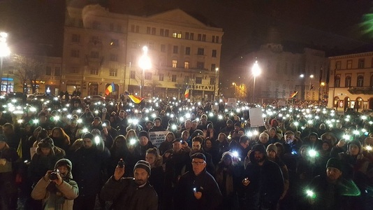 Protestele de la Cluj, Sibiu şi Iaşi, la care au participat peste 7.000 de oameni, s-au încheiat; sute de persoane au ieşit în stradă şi în alte oraşe din ţară