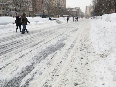 Firea cere deszăpezirea urgentă a trotuarelor ca să nu se formeze gheţuş şi "eficienţă" în curăţarea pistelor pentru biciclişti 
