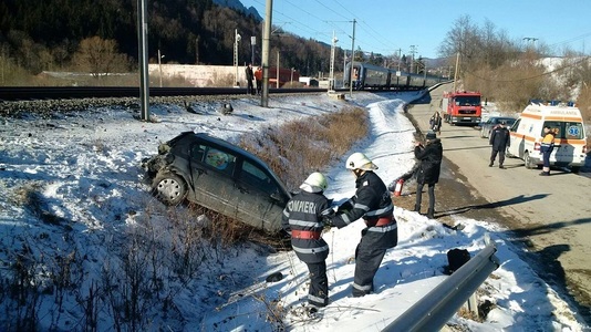 Un bărbat a murit după ce maşina pe care o conducea a fost lovită de un tren de pasageri în localitatea Dimieni, Ilfov