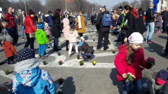 Sute de copii şi părinţi la miting în Piaţa Victoriei/Foto: Virgil Burlă