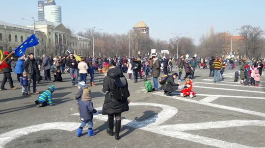 Sute de copii şi părinţi la miting în Piaţa Victoriei/Foto: Virgil Burlă