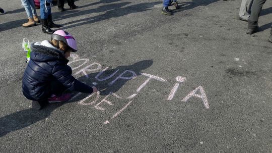 Sute de copii şi părinţi la miting în Piaţa Victoriei/Foto: Virgil Burlă