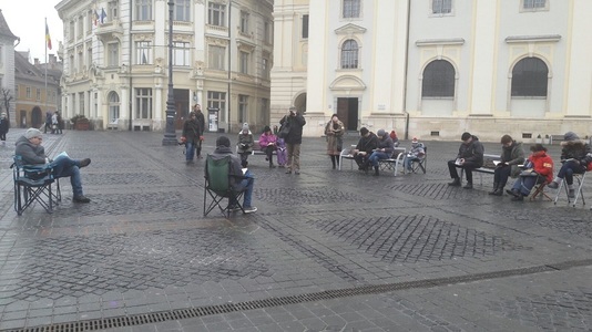 Aproximativ 30 de părinţi cu copii, la ”protestul copiilor” de la Sibiu; alte 20 de persoane au manifestat ”prin cultură” - FOTO