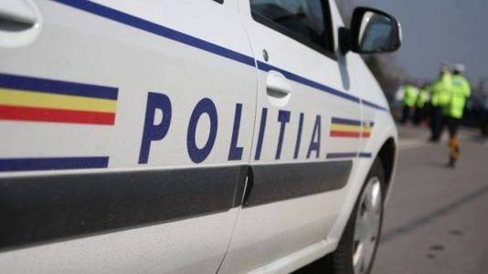 Timiş: Un bărbat a predat poliţiştilor un portofel cu acte şi 2.200 de euro pe care l-a găsit într-o parcare