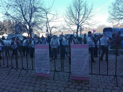 Aproximativ 30 de consilieri de probaţiune au protestat în timpul bilanţului Direcţiei de Probaţiune şi al Administraţiei Naţionale a Penitenciarelor, nemulţumiţi de salarii