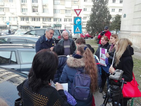 Fostul ministru al Muncii, Dragoş Pîslaru, a stat de vorbă cu părinţii copiilor cu sindrom Down care protestau la Ministerul Sănătăţii/Foto: Cristina Radu