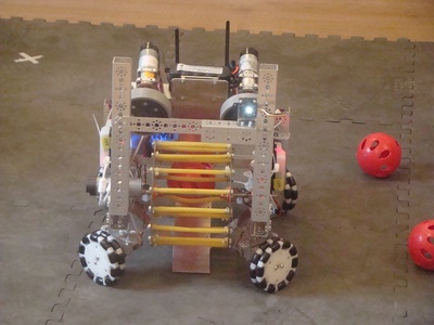 Elevi de la Colegiul "Mircea cel Bătrân" Constanţa au construit un robot şi un satelit funcţional cât o doză de suc, pentru două concursuri - FOTO, VIDEO
