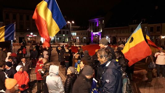 Aproximativ 300 de clujeni la un nou protest antiguvernamental; în jur de 150 de persoane au manifestat şi la Sibiu - FOTO
