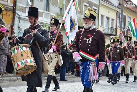 Peste 3.000 de participanţi la Ziua Maghiarilor la Târgu Mureş. Defilări ale husarilor călare la Sfântu Gheorghe şi Târgu Secuiesc